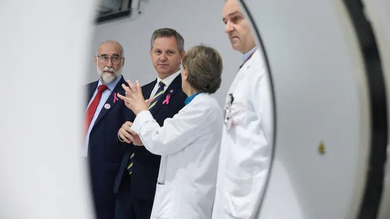 El consejero de Salud, Fernando Domínguez Cunchillos, y el ministro de Sanidad, José Manuel Miñones Conde, visitan dos equipos de alta tecnología instalados recientemente en el Hospital Universitario de Navarra. Son del ámbito de la medicina nuclear y permiten la realización de pruebas diagnósticas con gammacámara y de tomografía por emisión de positrones (PET) en el Día Internacional contra el Cáncer de Mama. IÑIGO ALZUGARAY