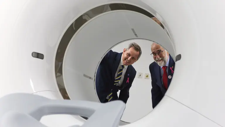 El consejero de Salud, Fernando Dom&iacute;nguez Cunchillos, y el ministro de Sanidad, Jos&eacute; Manuel Mi&ntilde;ones Conde, visitan dos equipos de alta tecnolog&iacute;a instalados recientemente en el Hospital Universitario de Navarra. Son del &aacute;mbito de la medicina nuclear y permiten la realizaci&oacute;n de pruebas diagn&oacute;sticas con gammac&aacute;mara y de tomograf&iacute;a por emisi&oacute;n de positrones (PET) en el D&iacute;a Internacional contra el C&aacute;ncer de Mama. I&Ntilde;IGO ALZUGARAY