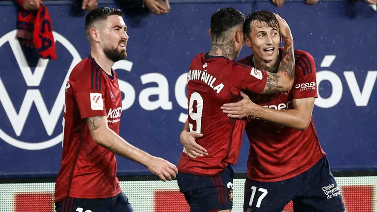 El delantero croata de Osasuna Ante Budimir (d) celebra con su compa&ntilde;ero Chimy &Aacute;vila (c) tras marcar el 1-0 durante el encuentro perteneciente a la jornada 10 de LaLiga entre Osasuna y Granada este viernes en el estadio El Sadar, Pamplona. EFE/ Jes&uacute;s Diges