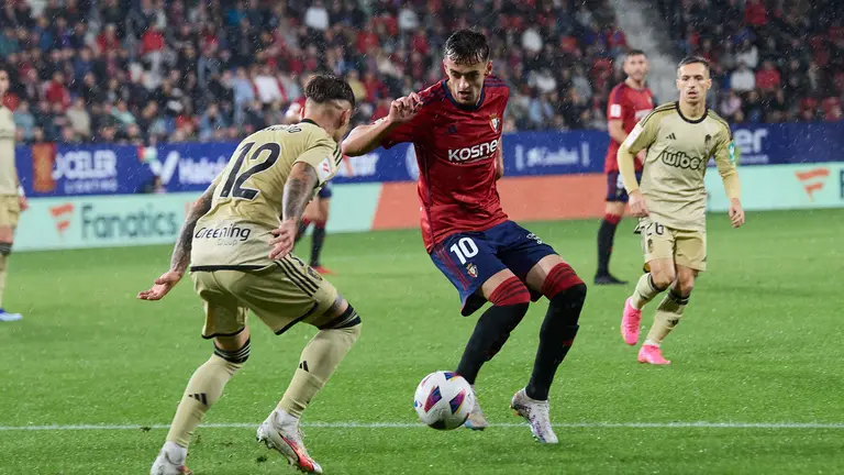 Ricard S&aacute;nchez (12. Granada CF) y Aimar Oroz (10. CA Osasuna) durante el partido de La Liga EA Sports entre CA Osasuna y Granada CF disputado en el estadio de El Sadar en Pamplona. I&Ntilde;IGO ALZUGARAY