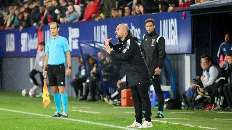 Paco L&oacute;pez (entrenador Granada CF) durante el partido de La Liga EA Sports entre CA Osasuna y Granada CF disputado en el estadio de El Sadar en Pamplona. I&Ntilde;IGO ALZUGARAY