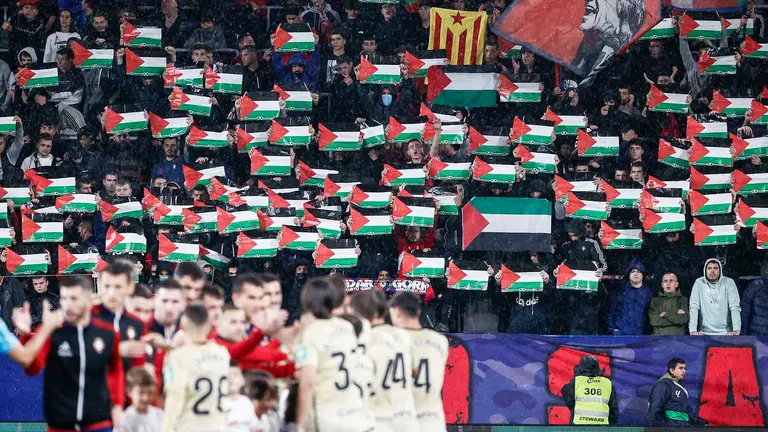 Aficionados de Osasuna muestran banderas en apoyo a Palestina antes del encuentro perteneciente a la jornada 10 de LaLiga entre Osasuna y Granada este viernes en el estadio El Sadar, Pamplona. EFE/ Jes&uacute;s Diges