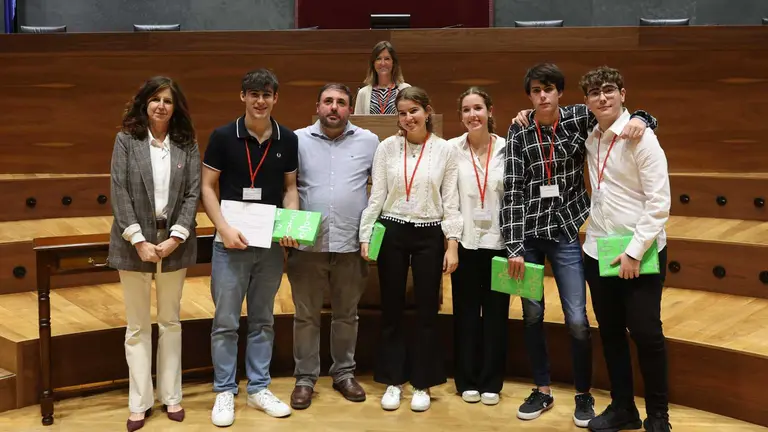 Los estudiantes del IES Benjam&iacute;n de Tudela, equipo ganador del Torneo de Debate de 2023, posan con el presidente del Parlamento, Unai Hualde, y la vicerrectora Bego&ntilde;a P&eacute;rez Eransus.