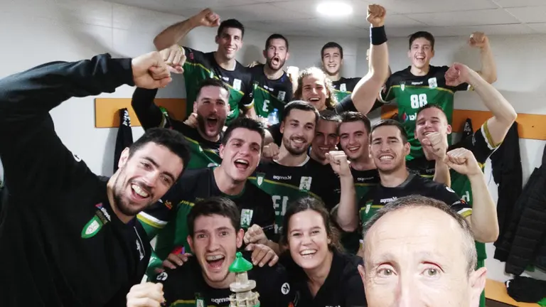 Los jugadores del Anaitasuna celebran su victoria en la pista del Puerto Sagunto. @AnaitasunaBM