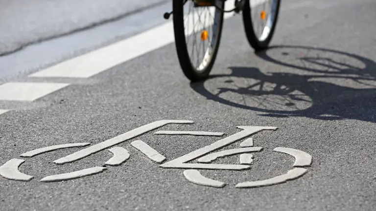 Imagen de archivo de un ciclista circulando por un carril bici en Pamplona. AYUNTAMIENTO DE PAMPLONA