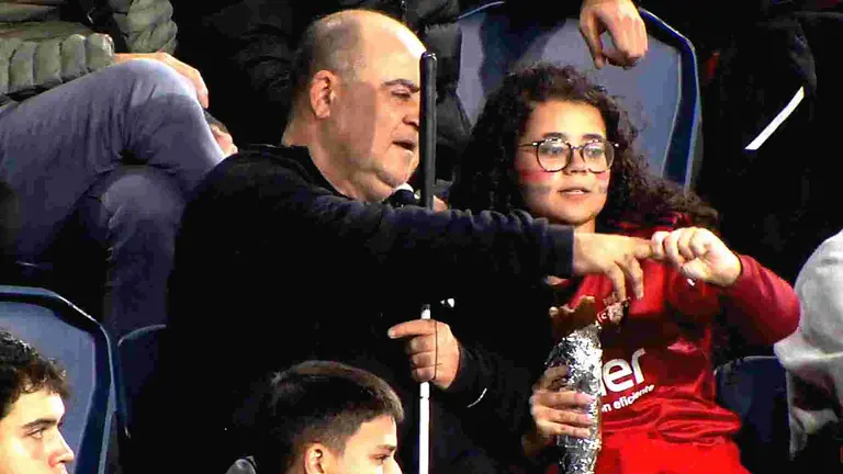 Alfredo y Elizabeth, padre e hija, dos seguidores de Osasuna que protagonizan una bonita historia en la grada de El Sadar. MOVISTAR PLUS / TWITTER