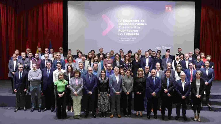 Chivite junto a sus consejeros y delante de sus directores generales tras el 'sarao' que se ha montado para pedirles que trabajen por Navarra. GOBIERNO DE NAVARRA