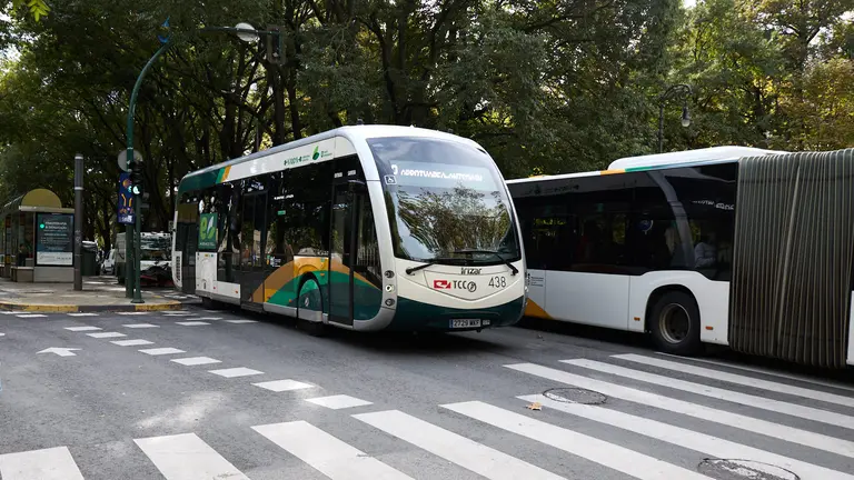 Villavesa tranv&iacute;a de la l&iacute;nea 3, que cubre el recorrido circular oeste entre Anso&aacute;in y el centro de Pamplona, es la s&eacute;ptima villavesa el&eacute;ctrica y la primera con este dise&ntilde;o. I&Ntilde;IGO ALZUGARAY