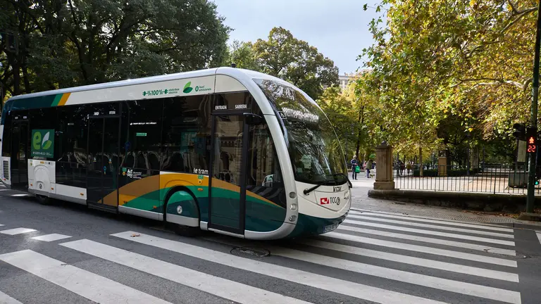 Villavesa tranv&iacute;a de la l&iacute;nea 3, que cubre el recorrido circular oeste entre Anso&aacute;in y el centro de Pamplona, es la s&eacute;ptima villavesa el&eacute;ctrica y la primera con este dise&ntilde;o. I&Ntilde;IGO ALZUGARAY