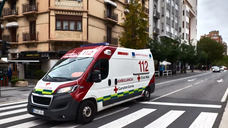 Una ambulancia circula por la avenida Conde Oliveto de Pamplona. IÑIGO ALZUGARAY