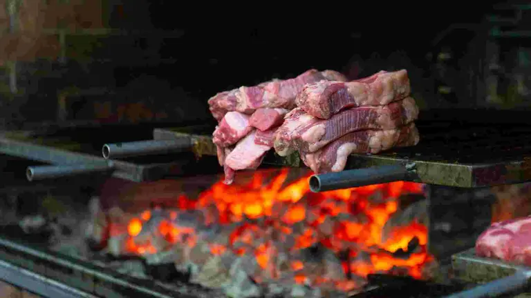 Chuletas de Ternera de Navarra esperando para asarse a la brasa. REYNO GOURMET