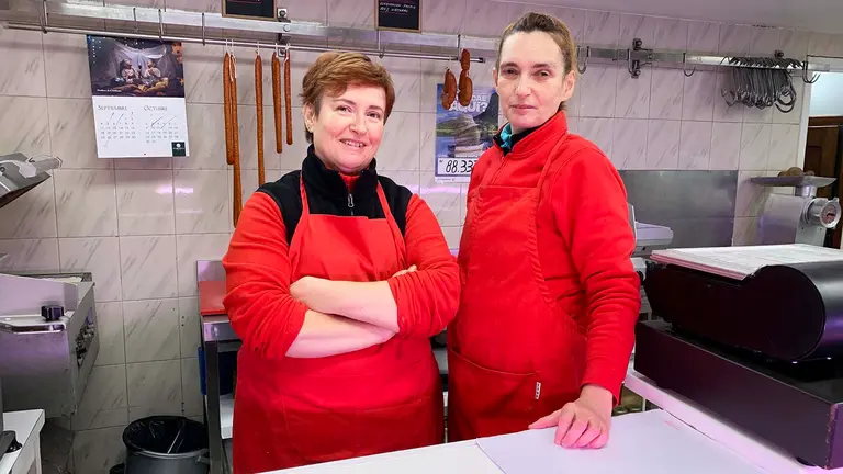 Las hermanas Sandra y Estela S&aacute;nchez en su carnicer&iacute;a de Pamplona. navarra.com