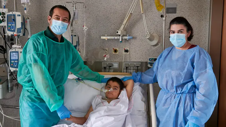 Donald &Aacute;vila, Gabriel &Aacute;vila y Marianela Gonz&aacute;lez siguen su lucha por salvar al peque&ntilde;o en Pamplona. IRANZU LARRASOA&Ntilde;A