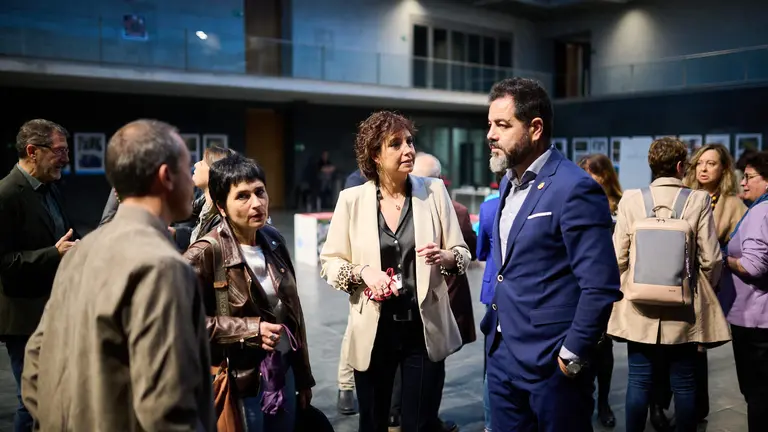 Ainhoa Unzu y Ram&oacute;n Alz&oacute;rriz, del PSN, hablan con Laura Aznal y Mikel Zabaleta, de EH Bildu, minutos antes del comienzo del pleno. PABLO LASAOSA