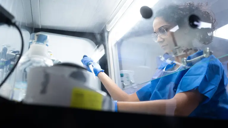 Imagen de archivo de investigadores trabajando en el laboratorio del hospital Cl&iacute;nic de Barcelona en una investigaci&oacute;n conjunta contra el c&aacute;ncer de mama con la Universidad de Navarra. DAVID ZORRAKINO / EUROPA PRESS