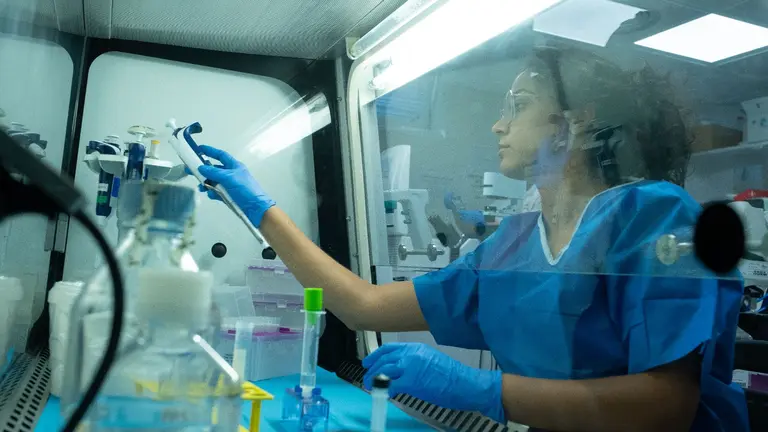 Imagen de archivo de investigadores trabajando en el laboratorio del hospital Cl&iacute;nic de Barcelona en una investigaci&oacute;n conjunta contra el c&aacute;ncer de mama con la Universidad de Navarra. DAVID ZORRAKINO / EUROPA PRESS
