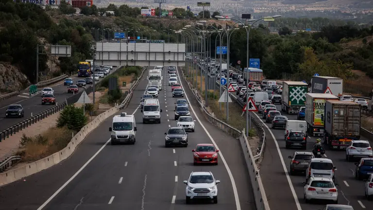 Imagen de archivo de una autopista en una operaci&oacute;n salida con decenas de coche en la carretera. ALEJANDRO MART&Iacute;NEZ / EUROPA PRESS