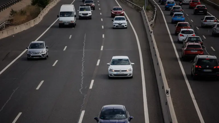 Imagen de archivo de una autopista en una operaci&oacute;n salida con decenas de coche en la carretera. ALEJANDRO MART&Iacute;NEZ / EUROPA PRESS