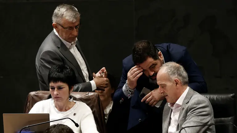 El portavoz del PSN, Ram&oacute;n Alzorriz (2d) y el Vicepresidente primero y consejero de Presidencia e Igualdad F&eacute;lix Taberna Monz&oacute;n (2i) junto a los parlamentarios de EH Bildu Laura Aznal (i) y Adolfo Araiz (d), durante el pleno del Parlamento que celebra este jueves una sesi&oacute;n de control al Gobierno en la que, entre otras cuestiones, ser&aacute; interpelado sobre las pol&iacute;ticas en materia fiscal. EFE/ Jes&uacute;s Diges