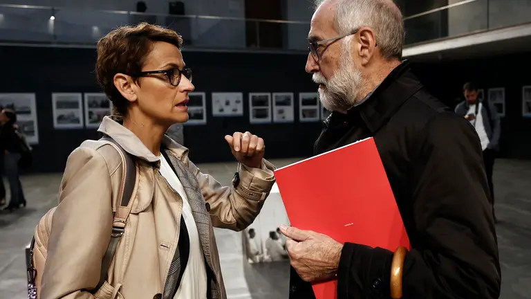 La presidenta del Gobierno de Navarra, Mar&iacute;a Chivite y el Consejero de Salud Fernando Dom&iacute;nguez Cunchillos antes d comenzar el pleno del Parlamento que celebra este jueves una sesi&oacute;n de control al Gobierno en la que, entre otras cuestiones, ser&aacute; interpelado sobre las pol&iacute;ticas en materia fiscal. EFE/ Jes&uacute;s Diges