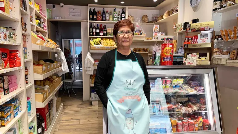 Nora Esther R&iacute;os en su tienda de ultramarinos en la calle Aralar en Pamplona. Navarra.com