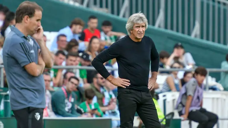 El entrenador del Real Betis, Manuel Pellegrini (d), y el del CA Osasuna, Jagoba Arrasate (i) durante el partido de la jornada 11 de LaLiga EA Sports, este domingo en el estadio Benito Villamar&iacute;n de Sevilla. EFE/ Ra&uacute;l Caro.