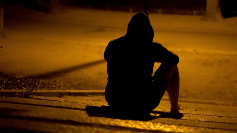 Imagen de archivo de un hombre s&oacute;lo por la noche. CEDIDA