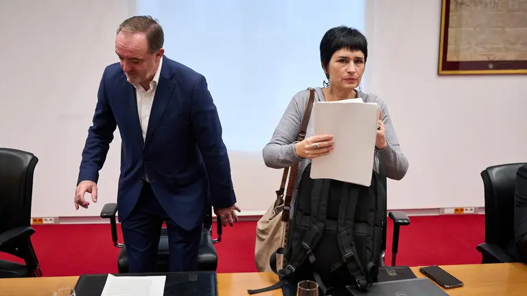 Javier Esparza, UPN y Laura Aznal, EH Bildu, minutos antes de comenzar la Mesa y Junta de Portavoces. PABLO LASAOSA