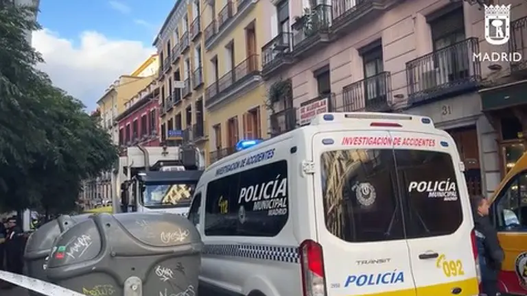 Muere un hombre arrollado por un cami&oacute;n de la basura en pleno centro de Madrid. EMERGENCIAS MADRID