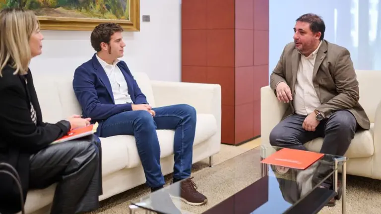 El presidente de la Federaci&oacute;n Navarra de Municipios y Concejos, Xabier Alcuaz, se re&uacute;ne con el presidente del Parlamento de Navarra, Unai Hualde. PARLAMENTO DE NAVARRA