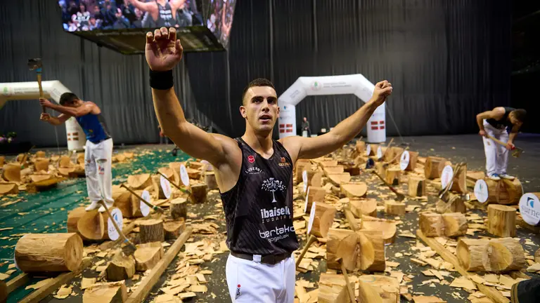 Final de Primera Categor&iacute;a del Campeonato de Aizkolaris de Navarra y Pa&iacute;s Vasco en el Navarra Arena. PABLO LASAOSA