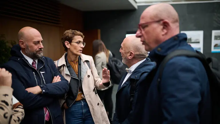 La presidenta Chivite junto a Jos&eacute; Luis Arasti, consejero de Hacienda; Juan Cruz Cigudosa de Universidad y Carlos Gimeno de Educaci&oacute;n, minutos antes del comienzo del pleno. PABLO LASAOSA