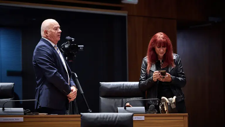 Los parlamentarios de VOX Emilio Jim&eacute;nez y Maite Nosti minutos antes de comenzar el pleno del Parlamento. PABLO LASAOSA