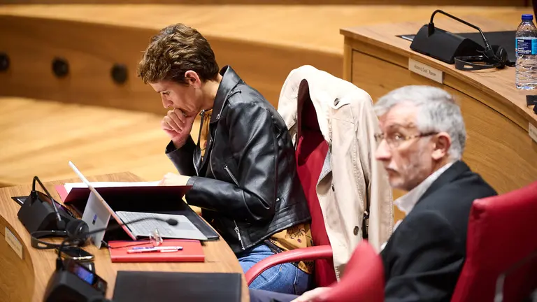 Mar&iacute;a Chivite, en su asiento del Parlamento. PABLO LASAOSA