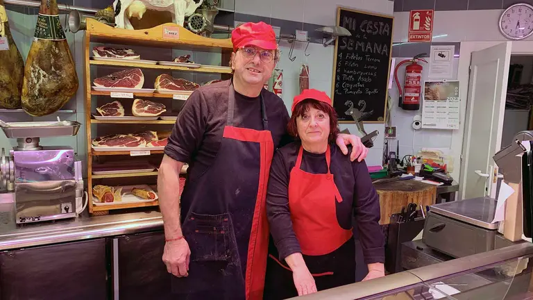 M&aacute;ximo D&iacute;ez y Mar&iacute;a Luis Villanueva en la Carnicer&iacute;a Diez en la calle Irunlarrea. Navarra.com