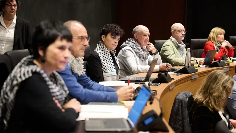 Los parlamentarios de los grupos EH Bildu y Contigo Navarra-Zurekin Nafarroa, Laura Aznal, Adolfo Araiz, Eneka Maiz, Severiano Txoperena, Javier Arza y Arantxa Izurdiaga (i a d) han acudido este jueves con el pa&ntilde;uelo palestino o kufiya al pleno del Parlamento de Navarra que ha debatido mociones sobre la pol&iacute;tica comercial com&uacute;n europea, una prueba &uacute;nica de la EBAU en Espa&ntilde;a o la guerra en la franja de Gaza. EFE/I&ntilde;aki Porto