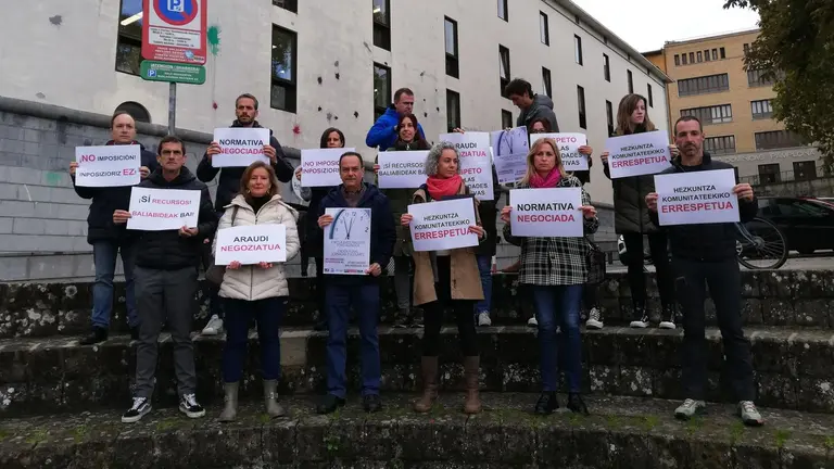 Concentraci&oacute;n de sindicatos de la educaci&oacute;n p&uacute;blica en contra del proyecto de orden foral de jornada escolar. - EUROPA PRESS