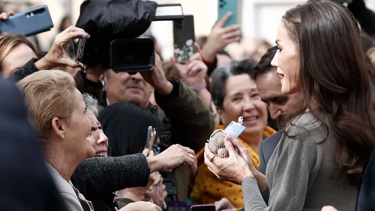 La Reina Letizia saluda al p&uacute;blico congregado a la entrada del Festival &Oacute;pera Prima, que este viernes ha homenajeado en Tudela (Navarra) a Carlos Saura. EFEJes&uacute;s Diges
