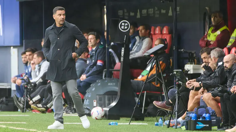 M&iacute;chel S&aacute;nchez (entrenador Girona FC) durante el partido de La Liga EA Sports entre CA Osasuna y Girona FC disputado en el estadio de El Sadar en Pamplona. I&Ntilde;IGO ALZUGARAY