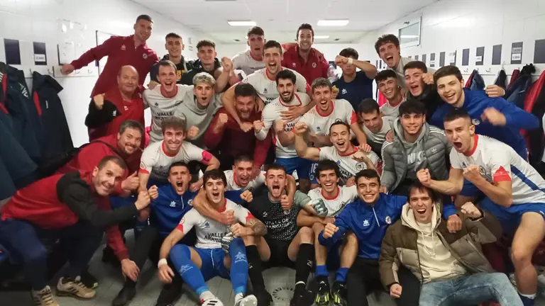 Los jugadores de la Mutilvera celebran su victoria sobre el Izarra en el derbi navarro. @UD_Mutilvera