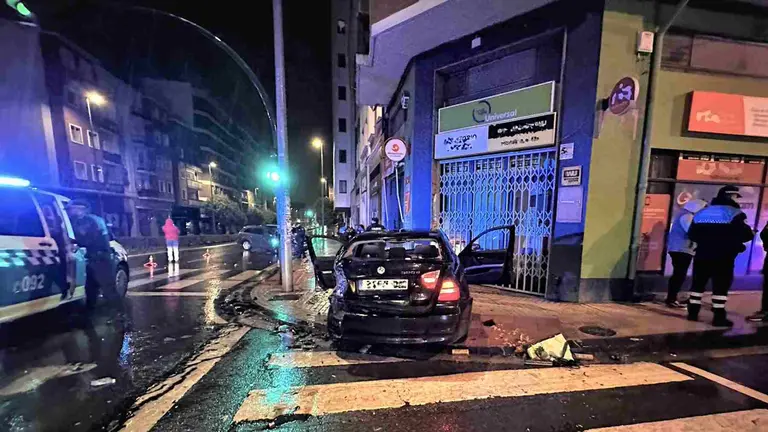 El coche rebot&oacute; contra la pared. POLIC&Iacute;A MUNICIPAL DE PAMPLONA