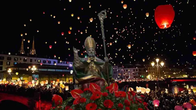 Fotomontaje de una imagen de San Saturnino sobre una noche de Navidad en la localidad hermanada de Bayona.