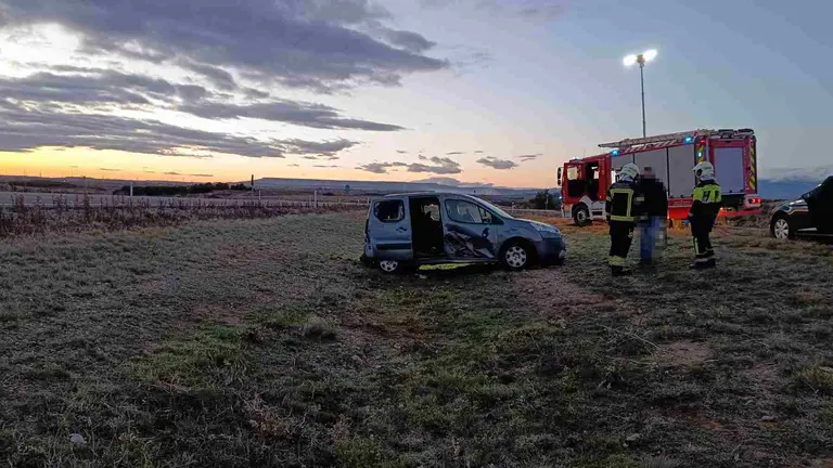 Un equipo de bomberos atiende al veh&iacute;culo siniestrado en Navarra. BOMBEROS DE NAVARRA