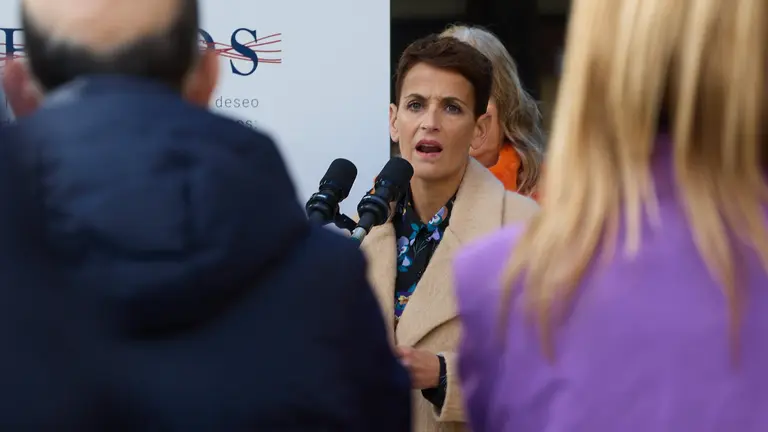 La presidenta del Gobierno de Navarra, Mar&iacute;a Chivite, inaugura la exposici&oacute;n 'Memories' en el Paseo Sarasate de Pamplona, que recoge el testimonio de veintid&oacute;s v&iacute;ctimas de otros tantos episodios terroristas, acompa&ntilde;ada del presidente de la Asociaci&oacute;n de V&iacute;ctimas del Terrorismo, Tom&aacute;s Caballero, el director en Espa&ntilde;a de la Oficina de Lucha contra el Terrorismo, Ignacio Ib&aacute;&ntilde;ez, y el director del Centro Memorial de V&iacute;ctimas del Terrorismo, Florencio Dom&iacute;nguez. I&Ntilde;IGO ALZUGARAY