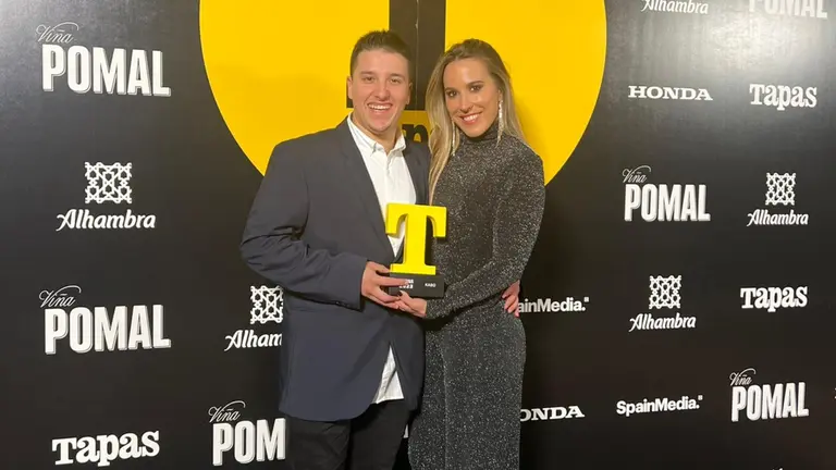 Aaron Ortiz y Jaione Aizpurua reciben el premio 'T de Oro' de la Revista Tapas. CEDIDA