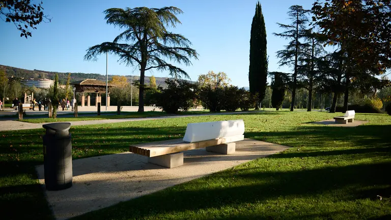 La alcaldesa, Cristina Ibarrola, y los miembros del Consejo de Gerencia y de la Comisi&oacute;n de Urbanismo visitan el parque de Aranzadi, una vez concluidas las obras de reurbanizaci&oacute;n de la zona. PABLO LASAOSA