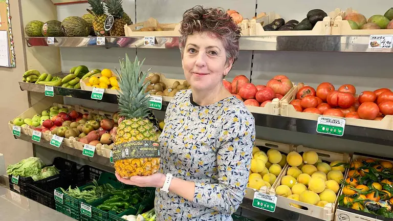 Virginia S&aacute;daba en su fruter&iacute;a de la calle Seraf&iacute;n Olave en Pamplona. Navarra.com