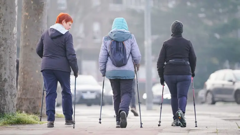 Varias mujeres caminan en una mañana de frío y helada. IÑAKI BERASALUCE / EUROPA PRESS