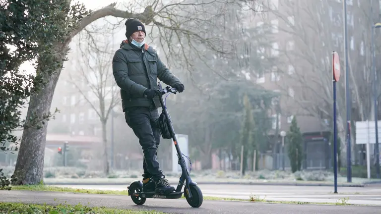 Un ciclista en una ma&ntilde;ana de fr&iacute;o y helada. I&Ntilde;AKI BERASALUCE / EUROPA PRESS