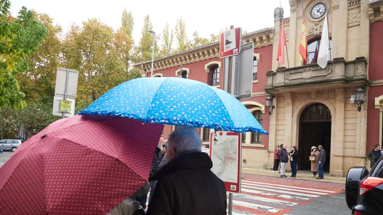 Varias personas durante un minuto de silencio por el ni&ntilde;o y el padre muertos en Urbasa. EDUARDO SANZ / EUROPA PRESS